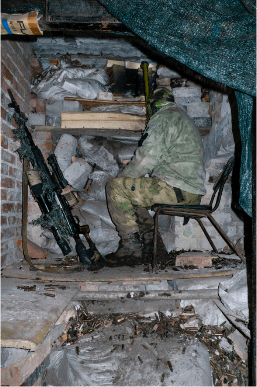 Ukrine soldat en poste utilisant un périscope