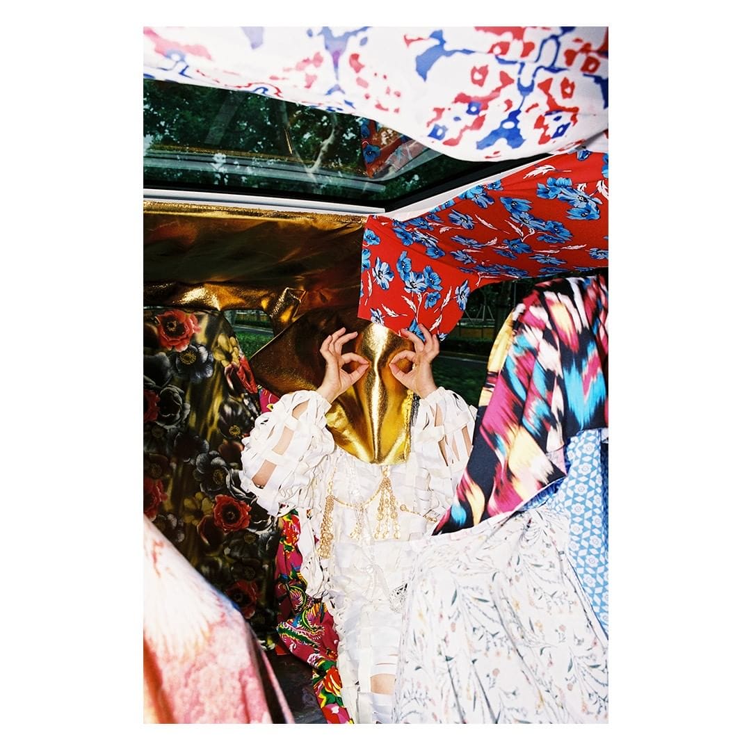 femme entourée de papier peint multicolore par Hubert Crabieres 