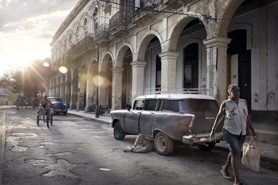 taxi cubain entrain d'être réparé en pleine rue 