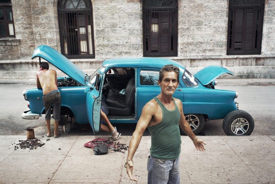 taxi entrain d'être réparé en pleine rue - Havana Taxi Company