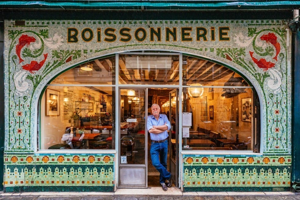superbe boissonnerie parisienne avec façade en mosaique
