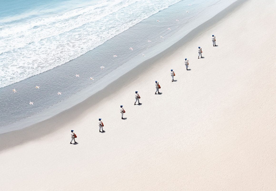 cliché de marchands alignés sur la plage part Felipe Bedoya 