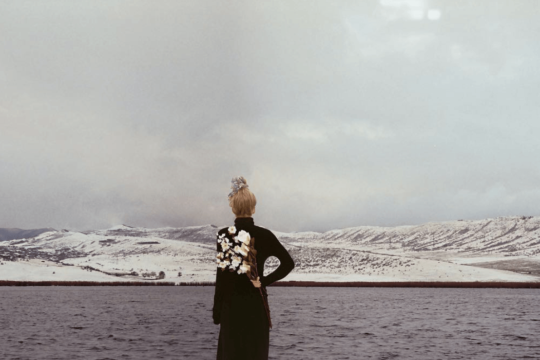 photographie prise par Mariam Sitchinava, femme qui regarde la mer