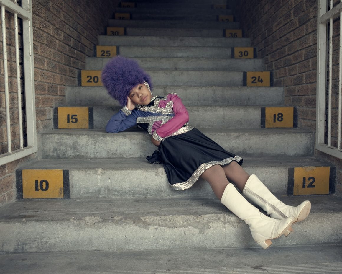 majorette qui pose sur un escalier prise en photo par Alice Mann