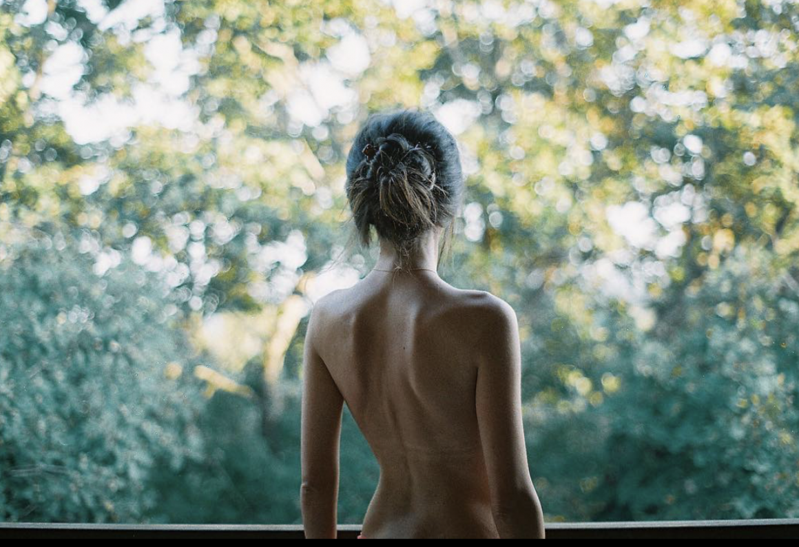 jeune femme nue de dos