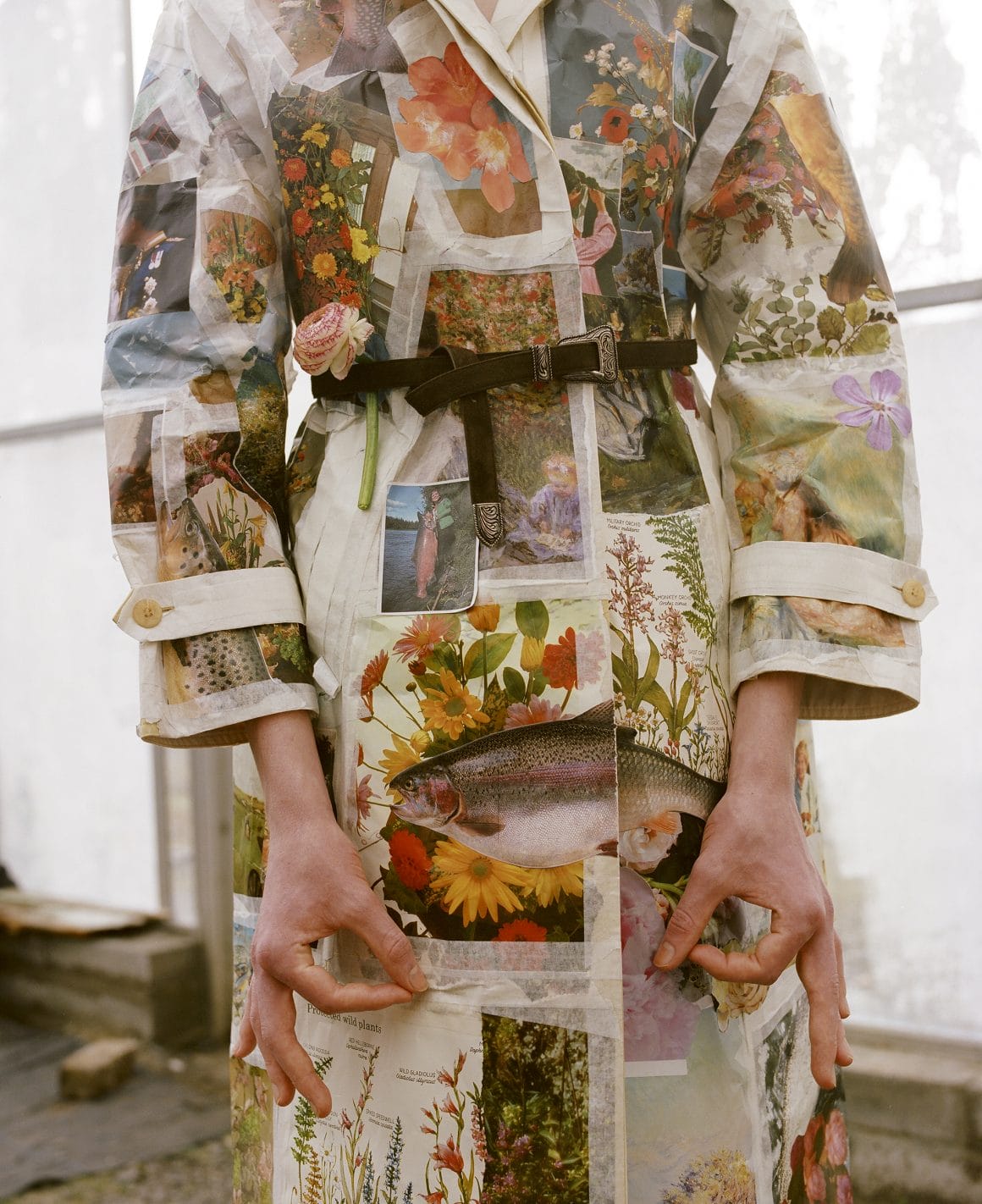 modèle prise en photo dans une robe à motifs à fleurs 