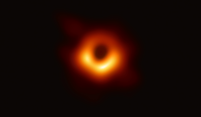 première photo d'un trou noir
