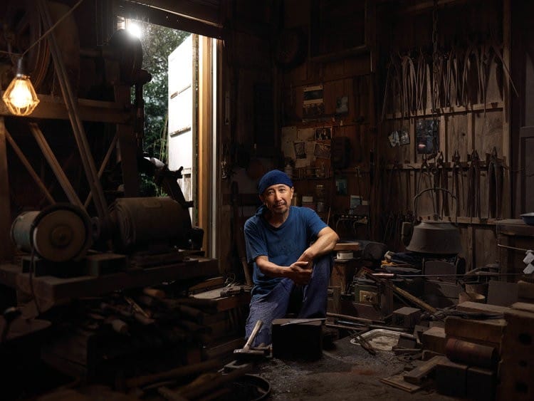 Portrait de Yasuto, un forgeron japonais, photographié par Roman Jehanno