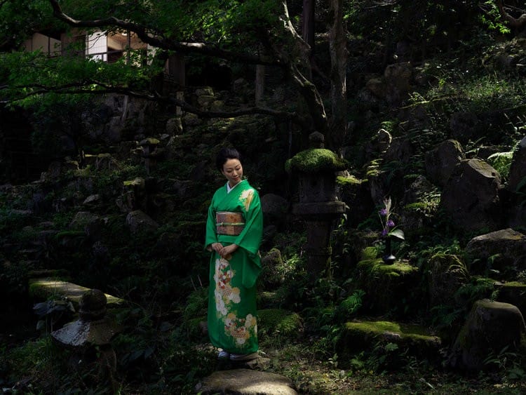 Junko Okimoto est une artiste japonaise qui est à la charge d'un temple japonais, photographiée par Roman Jehanno