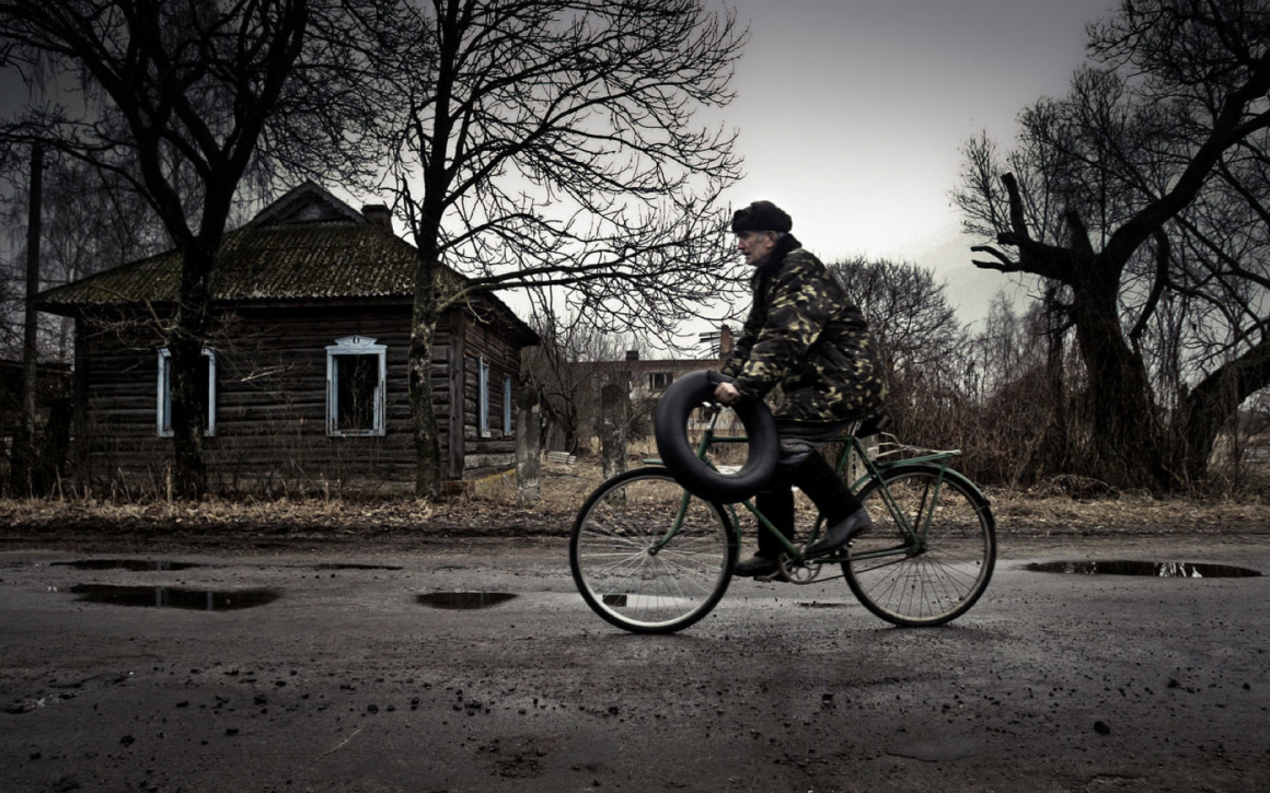 Un cycliste à Chernobyl photographié par Sergey Ponomarev