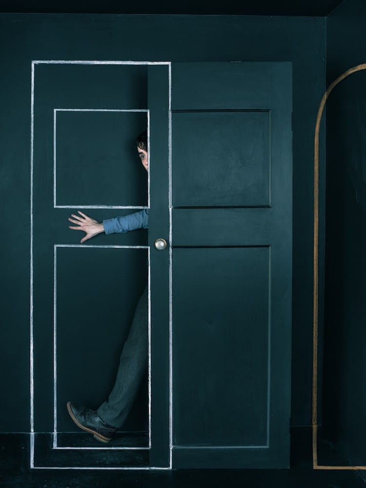 photo d'un modèle caché derrière une porte réalisée par John Dykstra