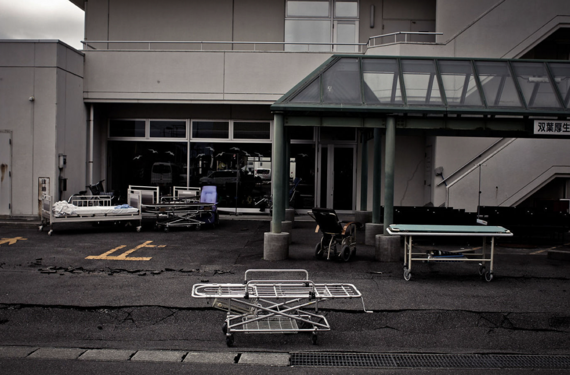 Un hôpital désert à Fukushima photographié par Sergey Ponomarev