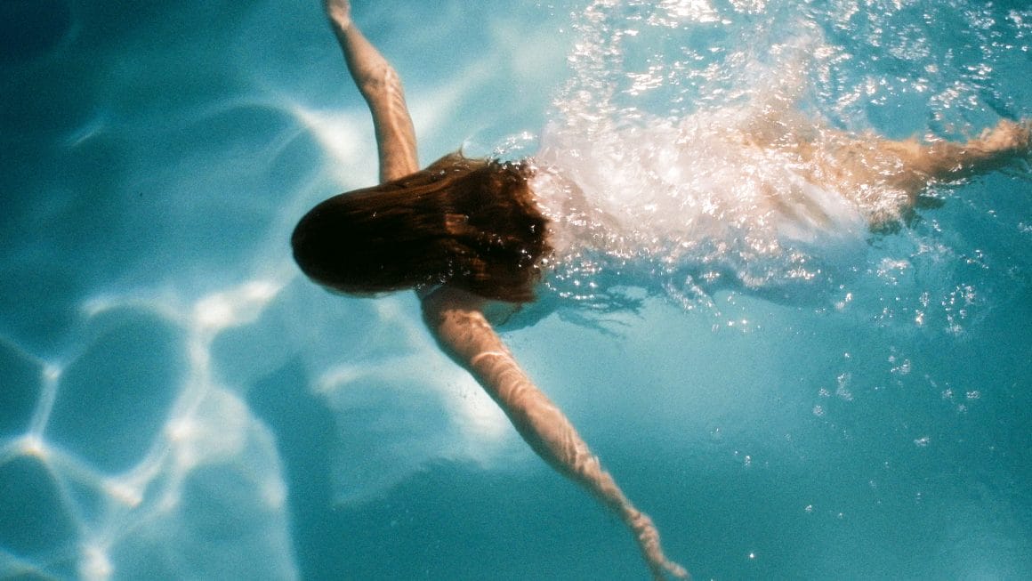 visuel du clip Closer où Dayla nage 