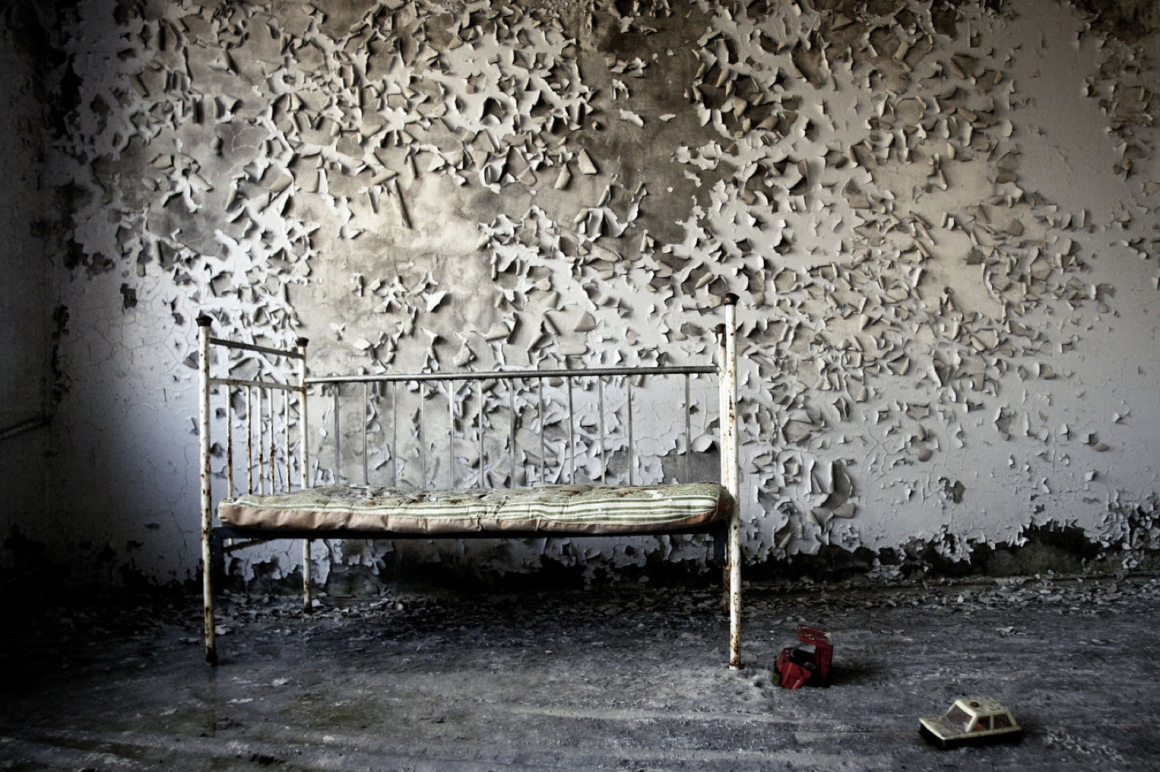 Lit d'enfant à Pripyat photographié par Sergey Ponomarev