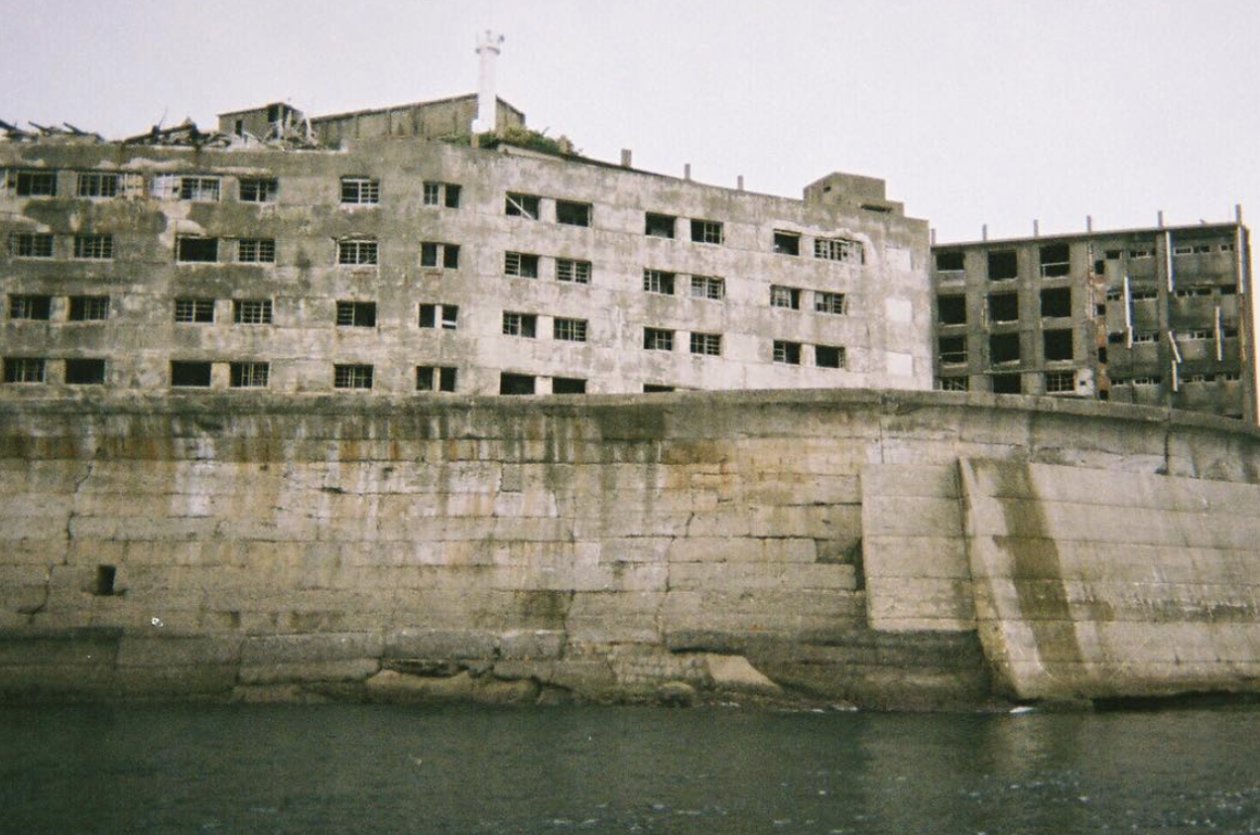 Photographie d'une île en ruines réalisée par Espinas