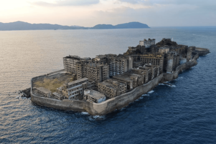 Photographie de l'île Hashima en ruines réalisée par Espinas