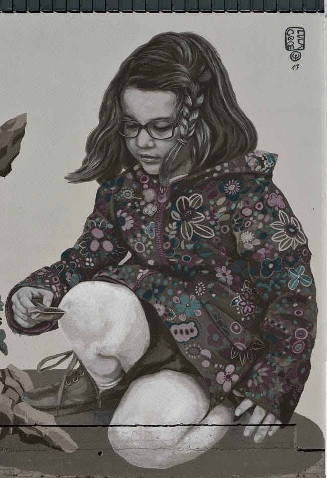 Peinture murale avec une petite fille réalisée par Lula Goce