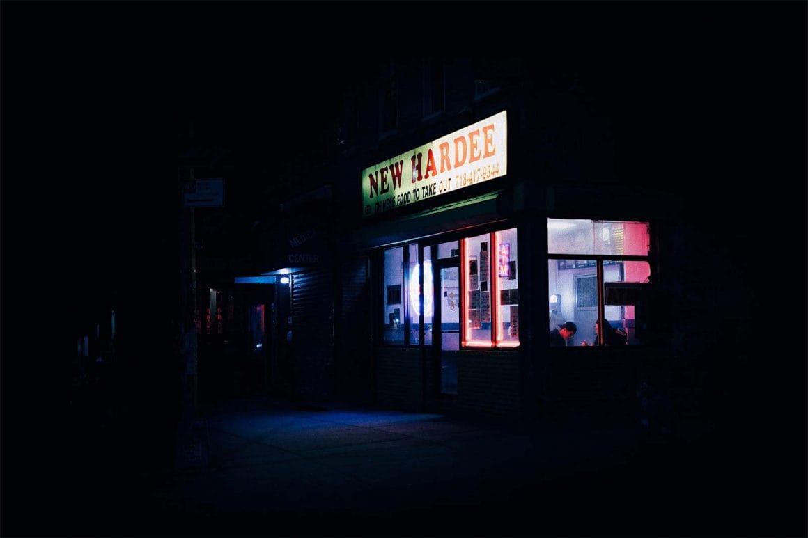 Photographie d'un restaurant en pleine nuit réalisée par Daniel Soares
