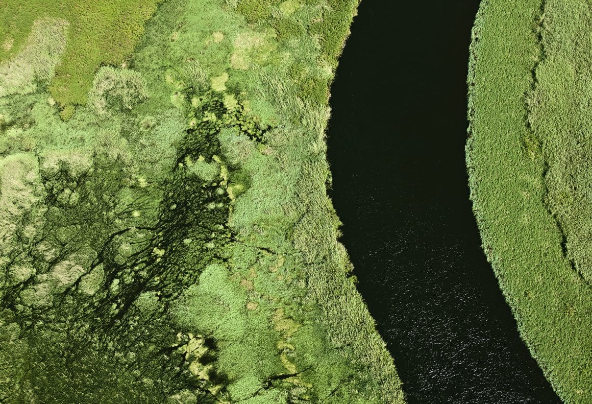 Vue aérienne d'un paysage au Botswana, verdure, rivière