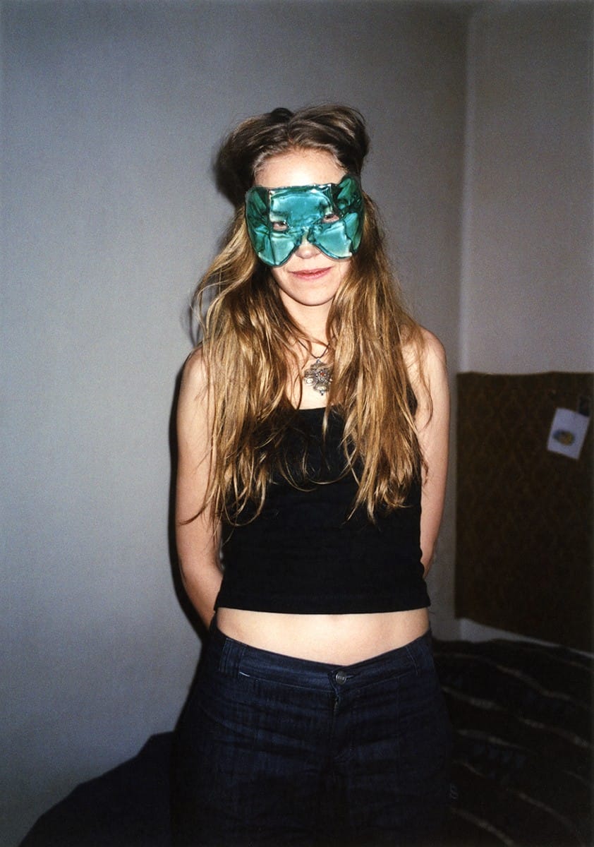Jenny Rova portant un masque