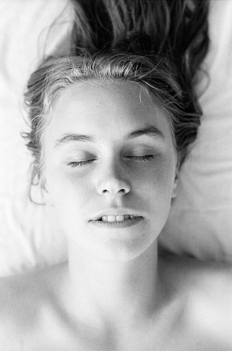 Jenny Rova, portrait en noir et blanc les yeux fermés
