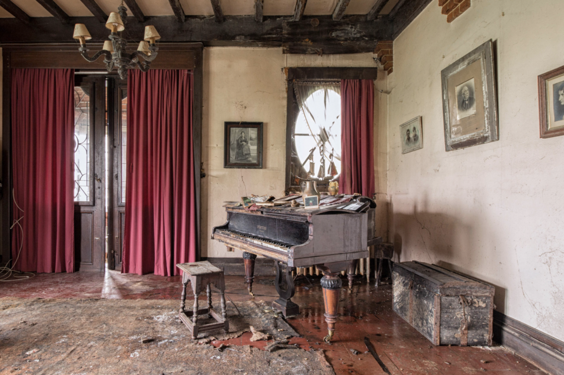 Photographie réalisée par Romain Thierry illustrant un piano dans une salle abandonnée