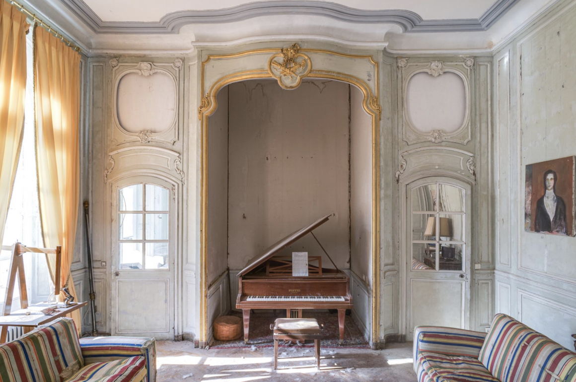 Photographie réalisée par Romain Thierry illustrant un piano dans une vieille pièce