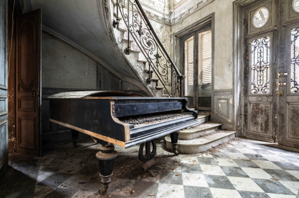 Photographie réalisée par Romain Thierry illustrant d'un piano en bas d'un escalier