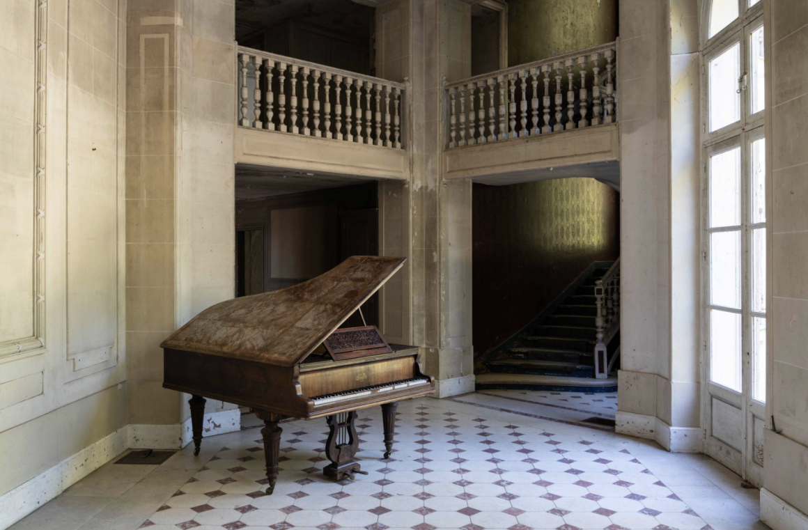 Photographie réalisée par Romain Thierry illustrant d'un piano abandonné