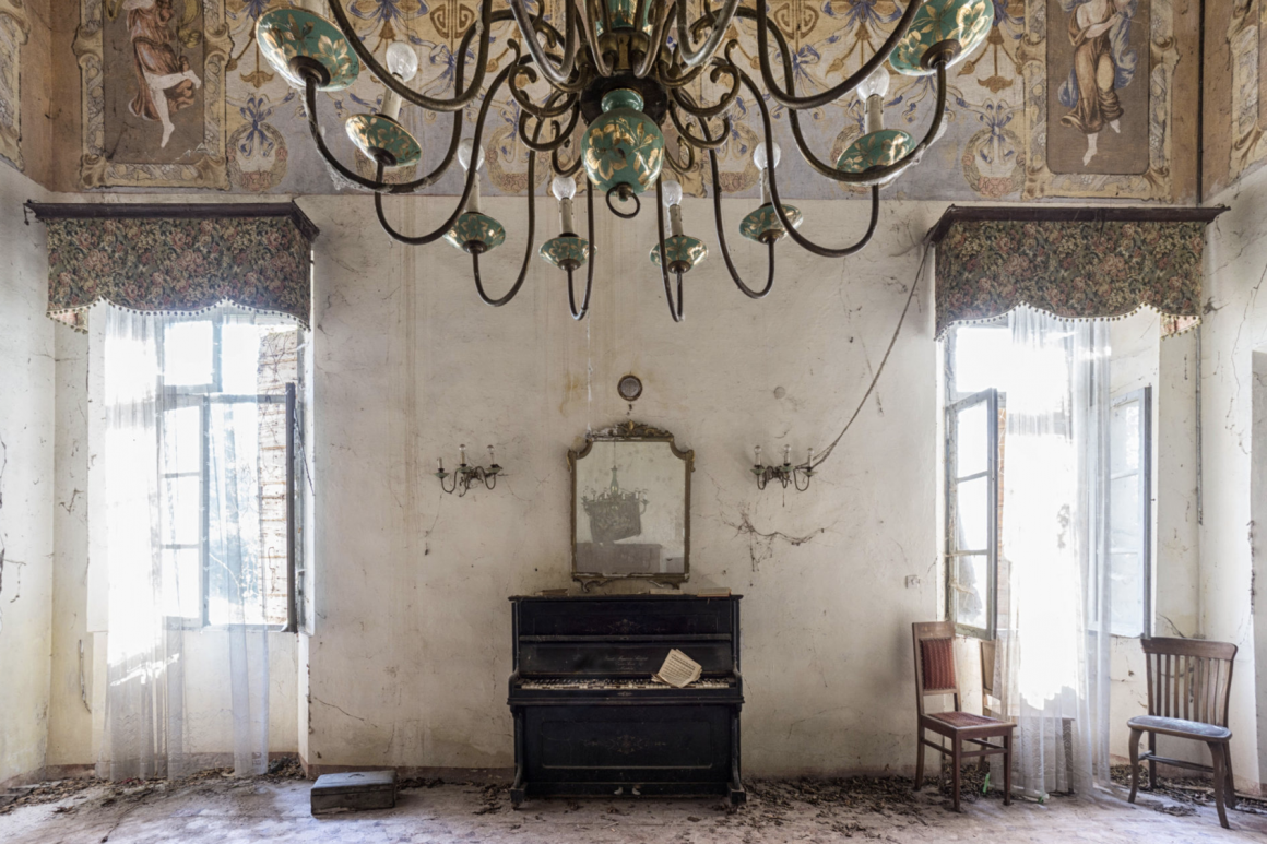 Photographie réalisée par Romain Thierry illustrant un piano près d'un chandelier