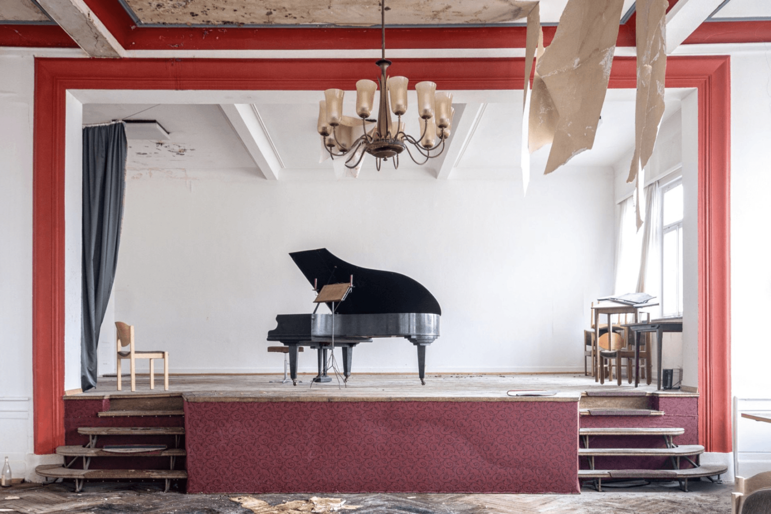 Photographie réalisée par Romain Thierry illustrant un piano sur une scène