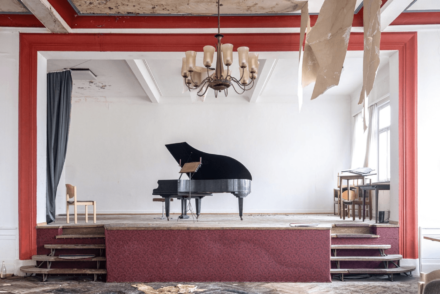 Photographie réalisée par Romain Thierry illustrant un piano sur une scène