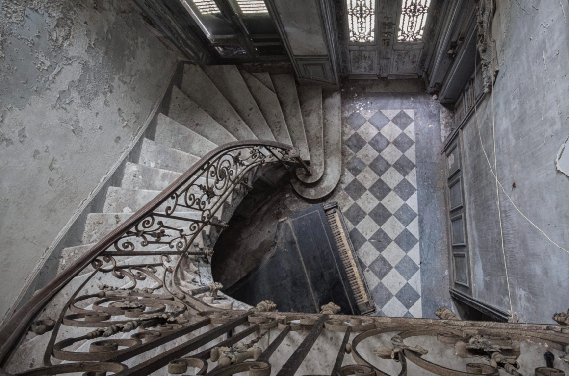Photographie réalisée par Romain Thierry illustrant un piano en bas d'un escalier