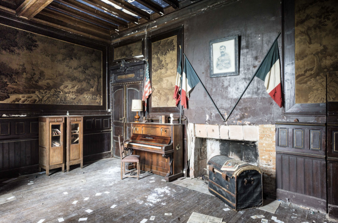 Photographie réalisée par Romain Thierry illustrant un piano dans une pièce abandonnée