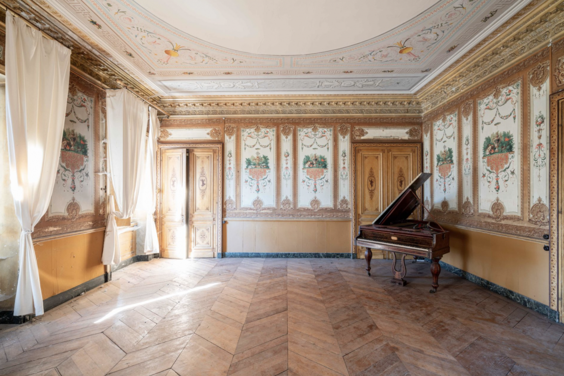 Photographie réalisée par Romain Thierry illustrant un piano dans une salle lumineuse