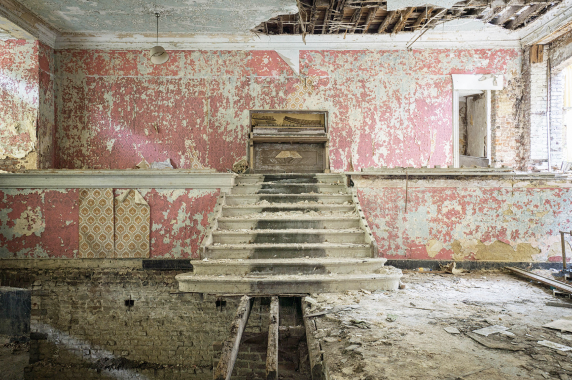 Photographie réalisée par Romain Thierry illustrant un piano en haut d'un escalier