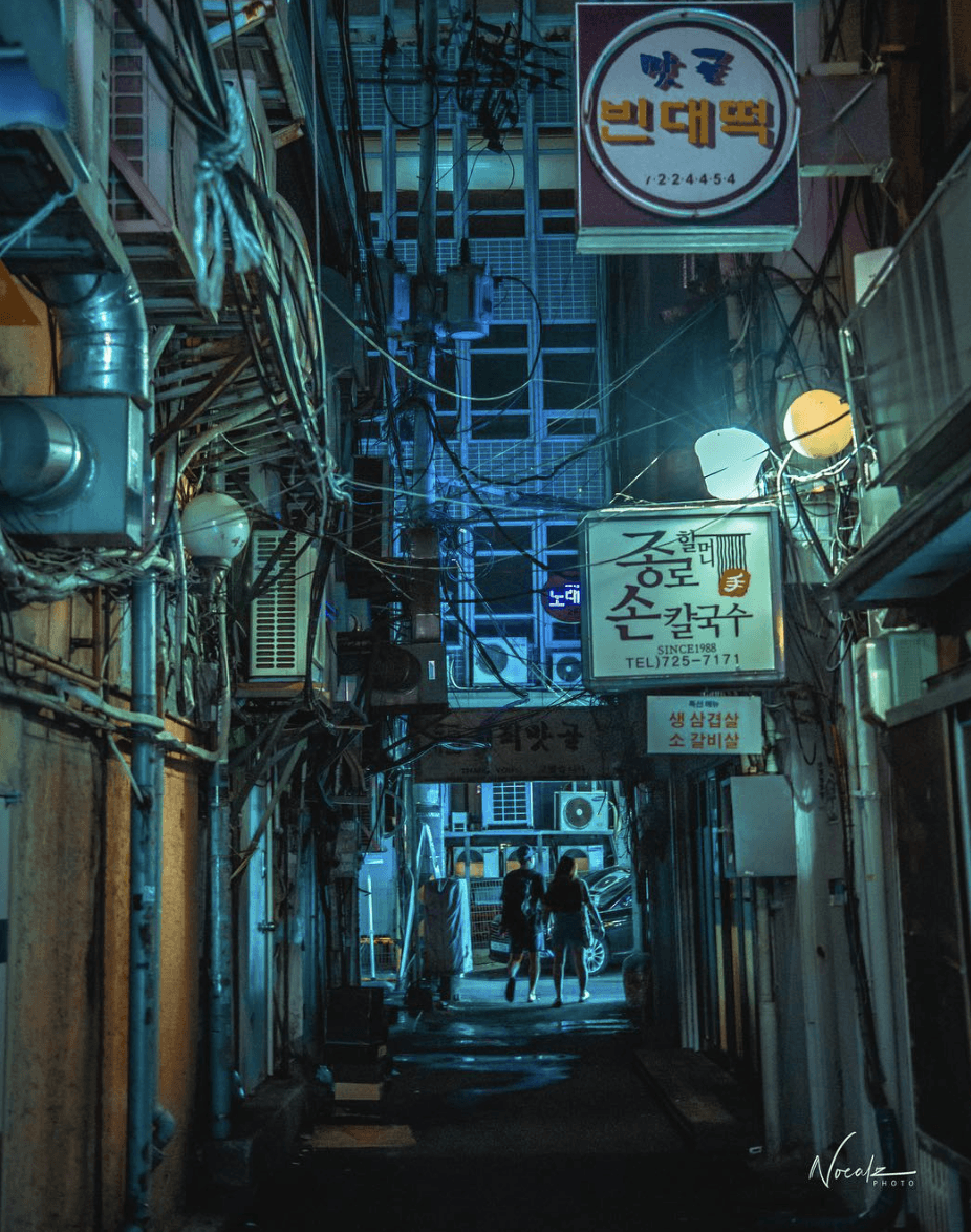 Photographie réalisée par Noé Alonzo illustrant une rue peu éclairée au coeur de Séoul