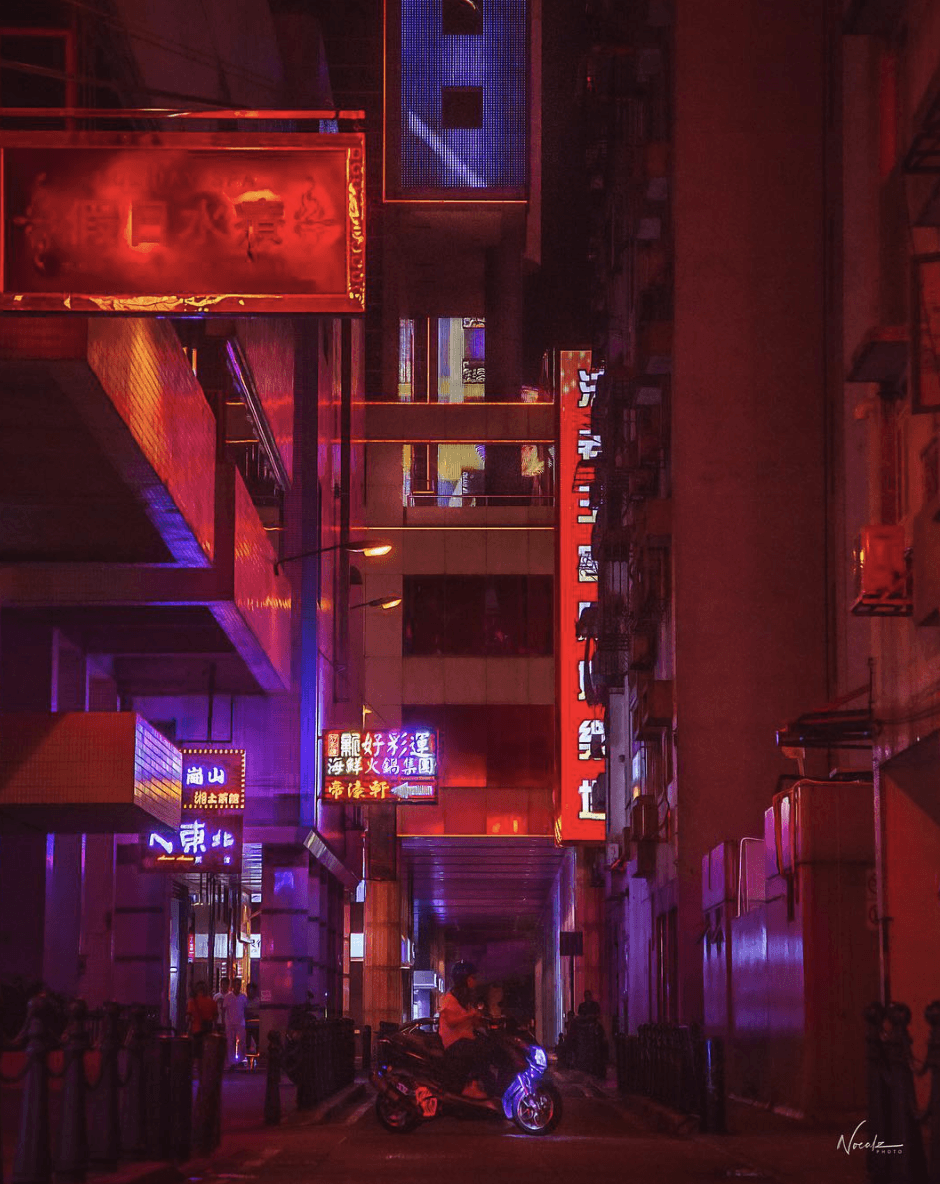 Photographie réalisée par Noé Alonzo illustrant une rue éclairée aux néons rouges