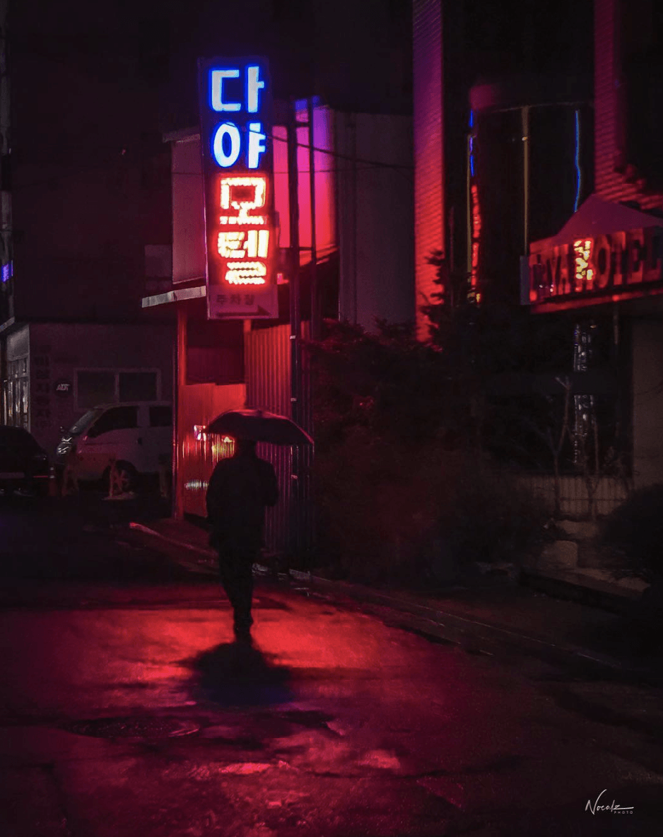 Photographie réalisée par Noé Alonzo illustrant une rue éclairée aux néons rouges à Séoul