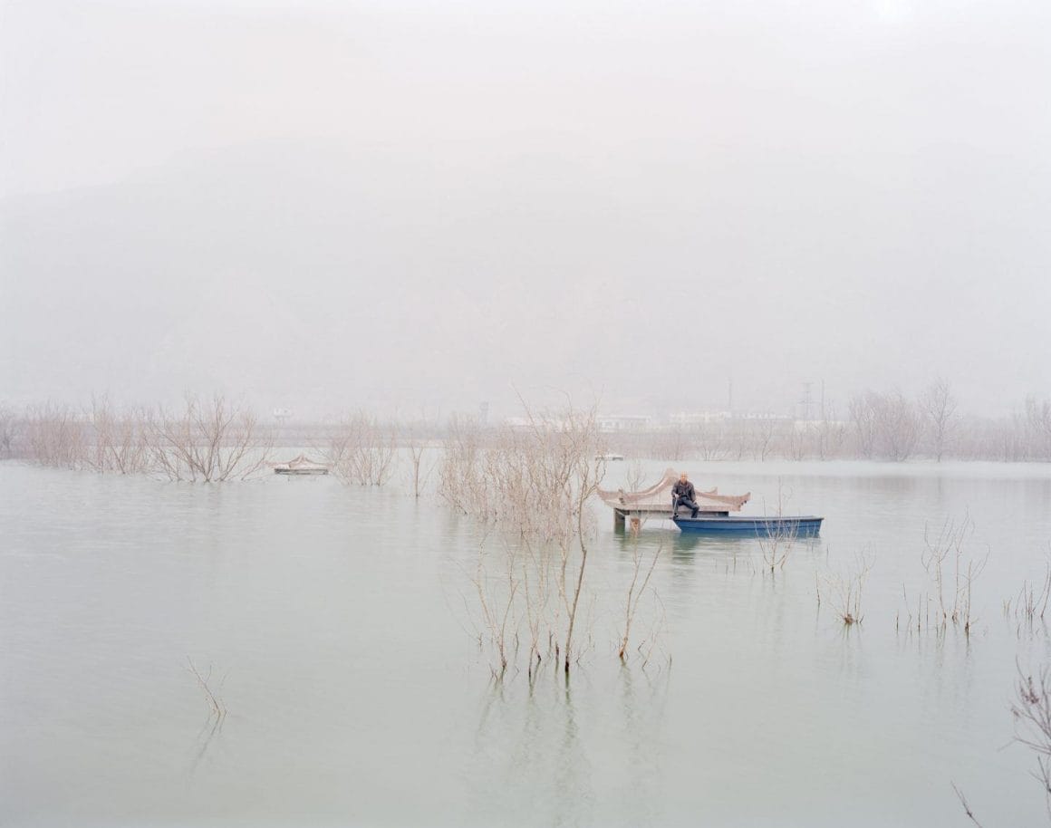 Zhang Kechun homme assis près de l'eau