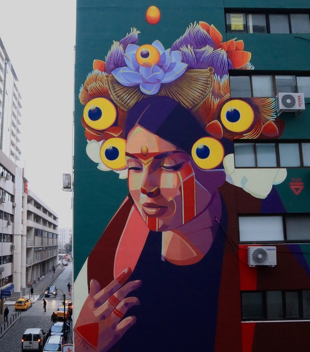 Femme peinte par la street artiste Gleo