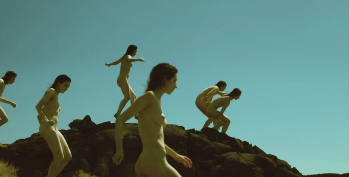 Femmes nues courants sur une colline, ambling alp - yeasayer