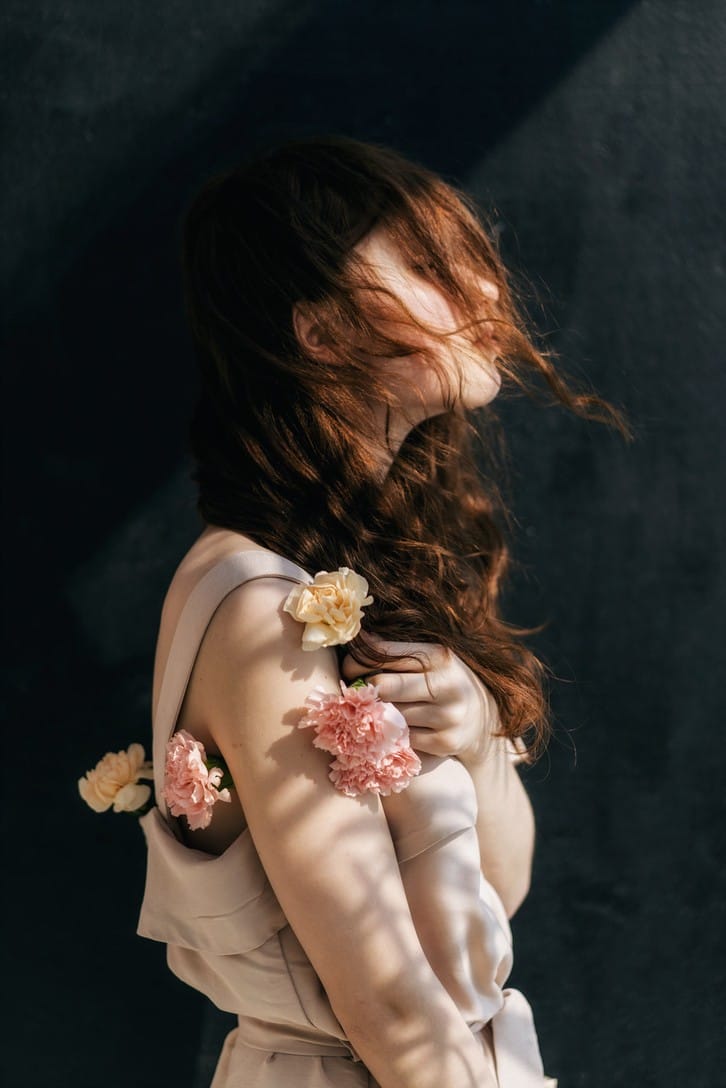 Photographie réalisée par Polina Washington illustrant une jeune femme avec des fleurs
