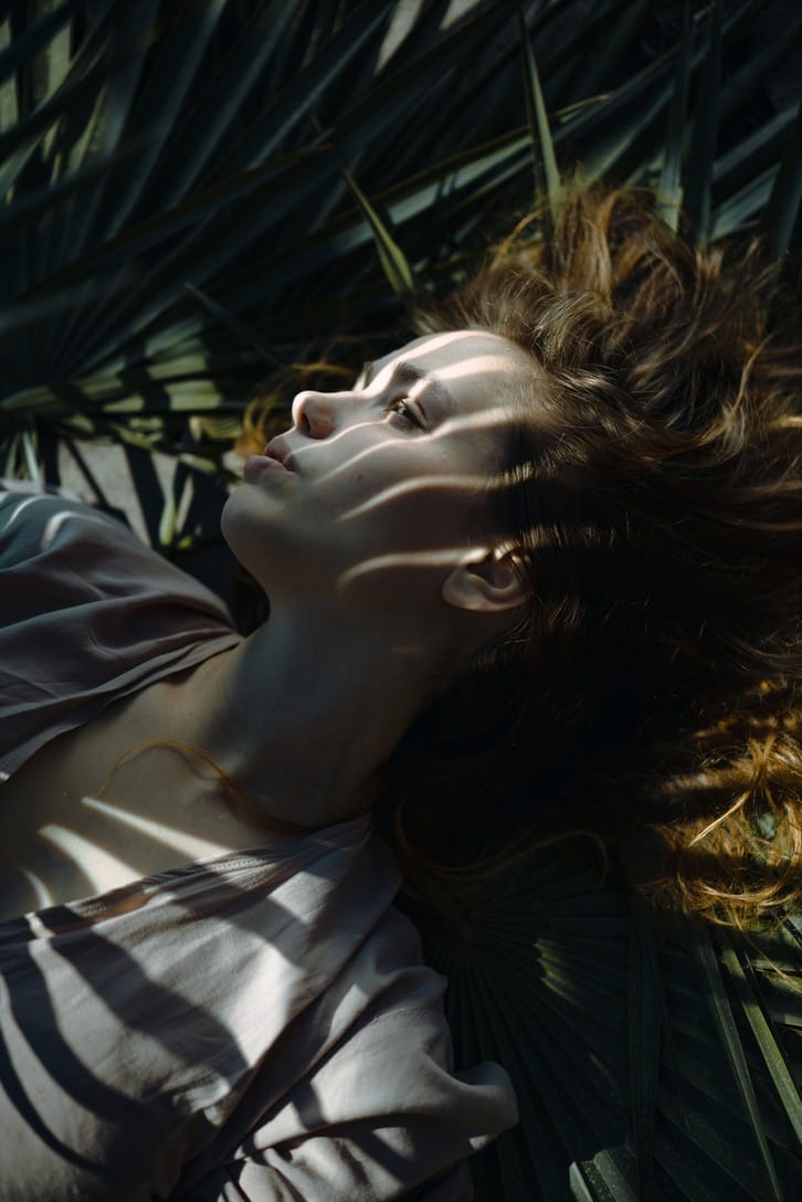 Photographie réalisée par Polina Washington illustrant un portrait avec des jeux d'ombre et de lumière