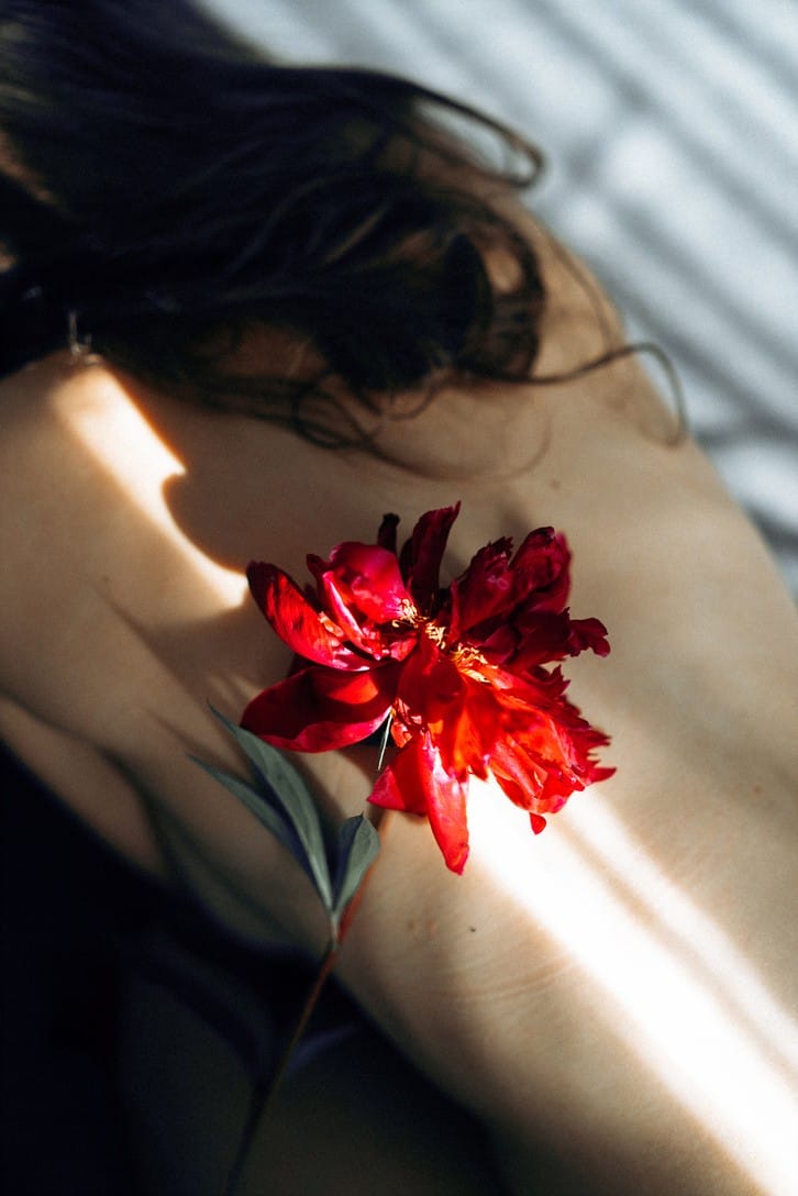Photographie réalisée par Polina Washington illustrant une fleur et un dos