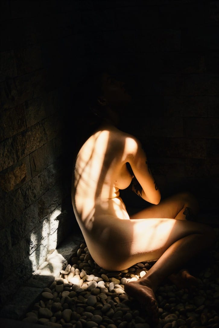 Photographie réalisée par Polina Washington illustrant un portrait avec des jeux d'ombre et de lumière