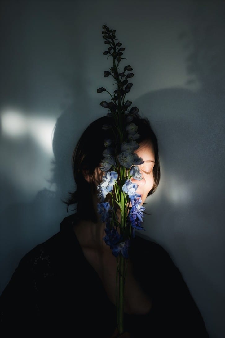 Photographie réalisée par Polina Washington illustrant une femme et des fleurs