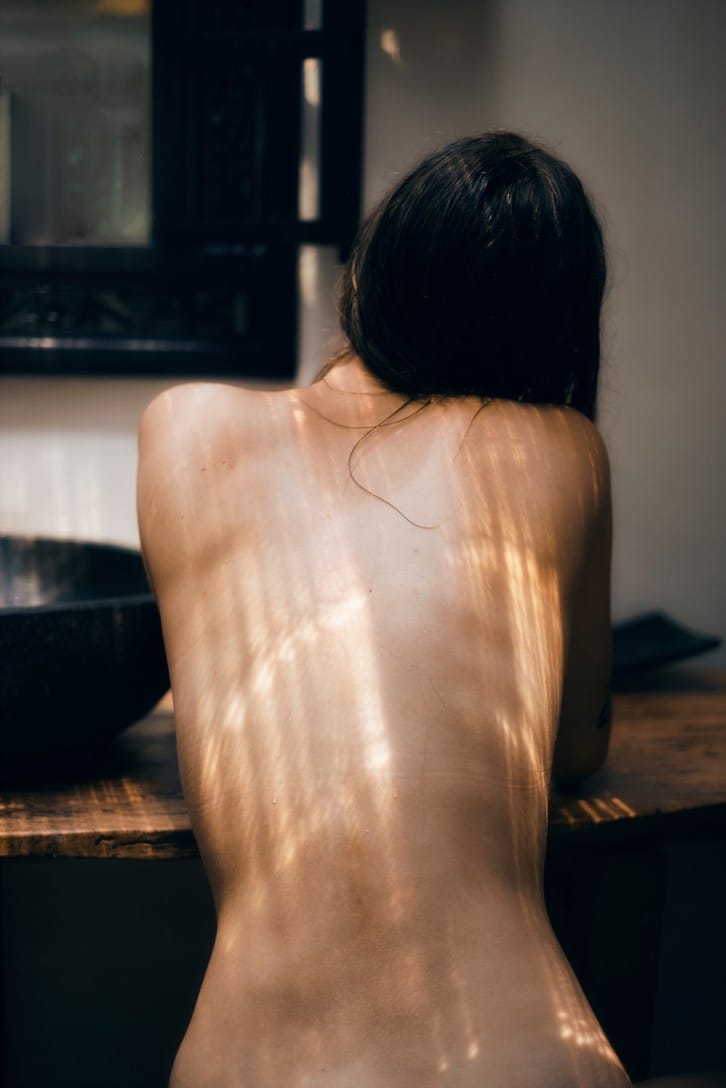 Photographie réalisée par Polina Washington illustrant un dos de femme