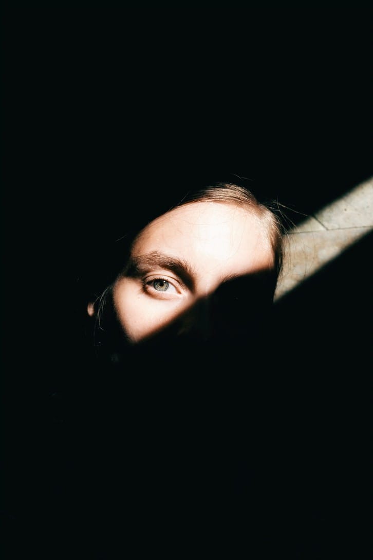 Photographie réalisée par Polina Washington illustrant un visage de femme avec des jeux d'ombre et de lumière
