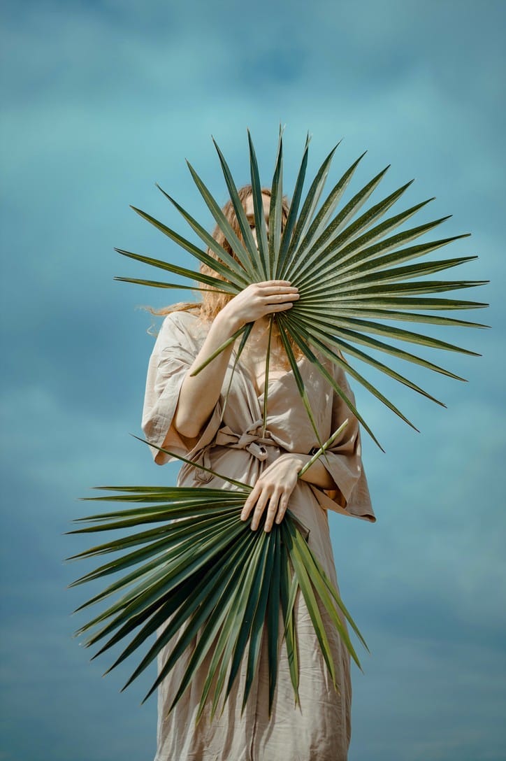 Photographie réalisée par Polina Washington illustrant une femme et des feuilles